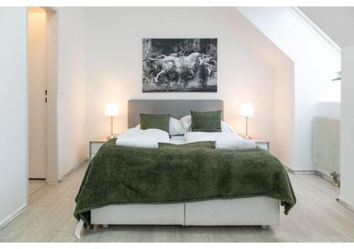 1 dormitorio con 1 cama grande con manta verde en Homely 3BR Apt.- Perfect for families and groups en Viena