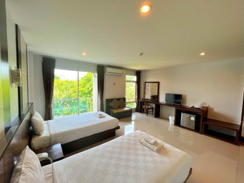 Postel nebo postele na pokoji v ubytování Peak Boutique City Hotel Krabi