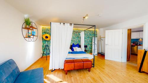 sypialnia z łóżkiem z baldachimem w obiekcie Alte Schmiede w Pasawie