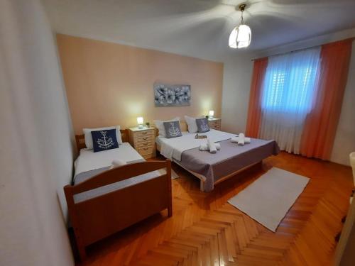 ein kleines Zimmer mit 2 Betten und einem Fenster in der Unterkunft Apartman Anita in Kaštela