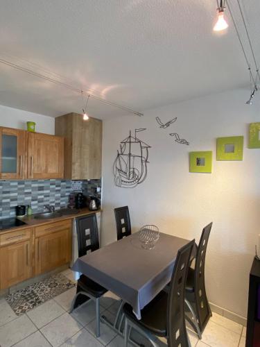 - une cuisine avec une table à manger et des chaises dans l'établissement Studio La Désirade Centre Port avec parking, au Cap d'Agde