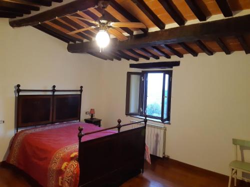 Schlafzimmer mit einem Bett und einem Fenster in der Unterkunft Casa del Sorriso in Elmo