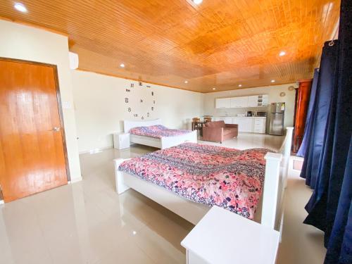 een slaapkamer met 2 bedden en een keuken bij Studio Hermina in Willemstad