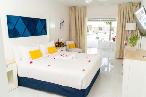 Un dormitorio con una cama grande con flores. en The SoCo House - All-Inclusive en Castries