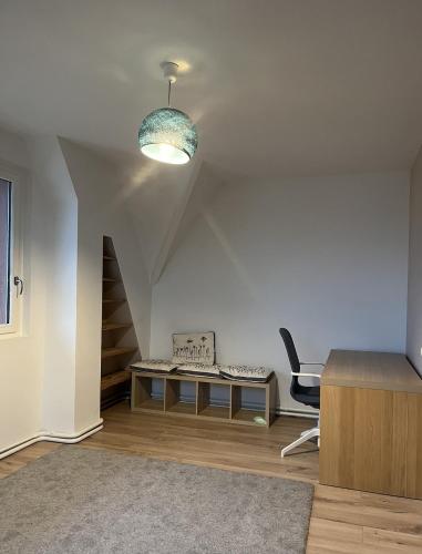 un salon avec un bureau et une chaise dans l'établissement Maison de charme nichée dans le bois pour vivre une expérience unique, à Saint-Rémy-lès-Chevreuse