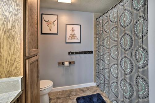 Et badeværelse på Pagosa Springs Getaway with Patio and Lake Views!