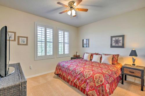 - une chambre avec un lit et un ventilateur de plafond dans l'établissement Upscale Scottsdale Getaway with Golf Course Views!, à Scottsdale