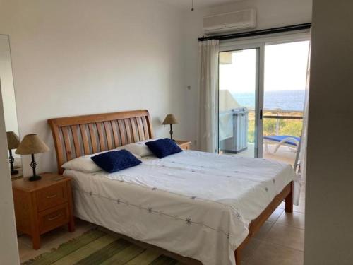 Giường trong phòng chung tại Marina Apartment B 16 - Tatlisu TRNC