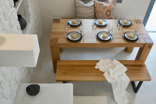 Una mesa de madera con platos de comida encima. en M&D Stories, en Pirgos