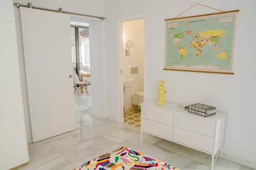 タリファにあるEl Erizo Apartamentosの壁に世界地図を掲載したバスルーム