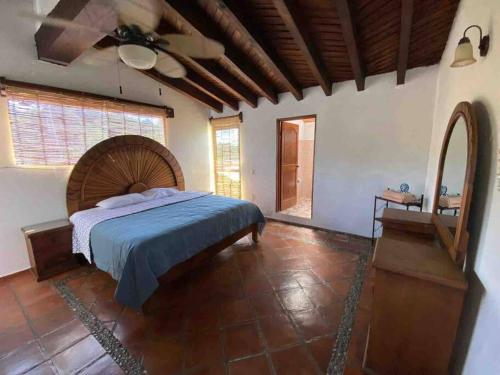 Tempat tidur dalam kamar di Casa La Curva Malinalco
