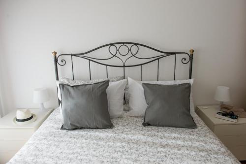 Dormitorio con cama grande con almohadas y ternera en Pelèr13, en Riva del Garda