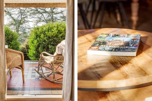 una mesa con un libro y una silla en un patio en De Kievit, en Vogelenzang