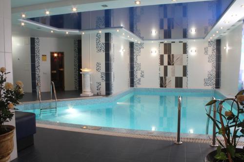 - une grande piscine dans une chambre d'hôtel dans l'établissement Sheremetev Park Hotel, à Ivanovo