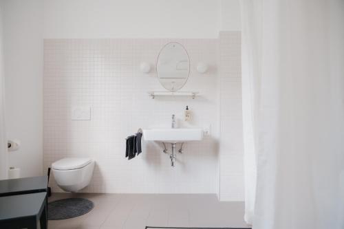 a white bathroom with a sink and a toilet at Zweitwohnsitz in Drosendorf Stadt
