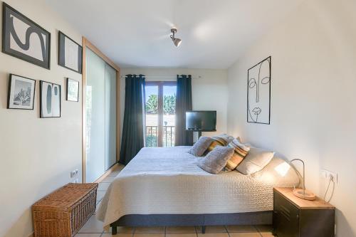 a bedroom with a large bed with blue curtains at Comfort Alfaz del Sol in L’Alfàs del Pi
