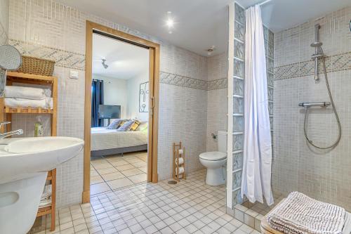 a bathroom with a toilet and a sink and a shower at Comfort Alfaz del Sol in L’Alfàs del Pi