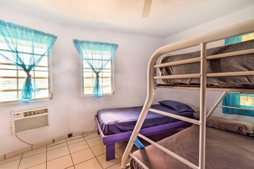 Habitación con literas, 2 literas y 2 ventanas en Tropical Oasis Bay Views about 2 Mi to Playa Sardinas, en Culebra