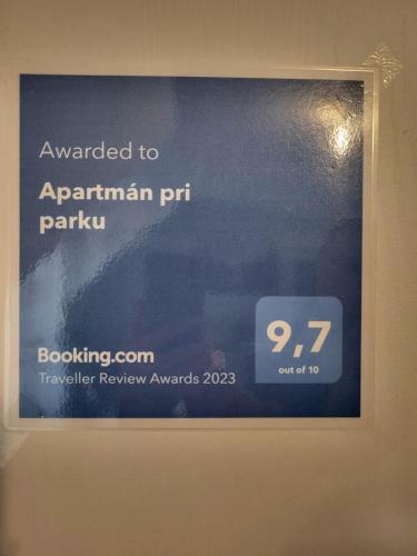 a sign on a bathroom door with an alarm clock at Apartmán pri parku in Seredʼ