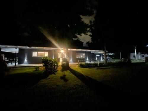een huis met lichten aan de zijkant 's nachts bij La Casona in Abasto
