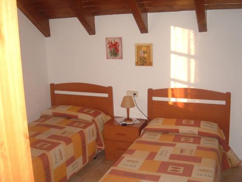 2 nebeneinander sitzende Betten in einem Schlafzimmer in der Unterkunft Ca del Pòsol in Durro