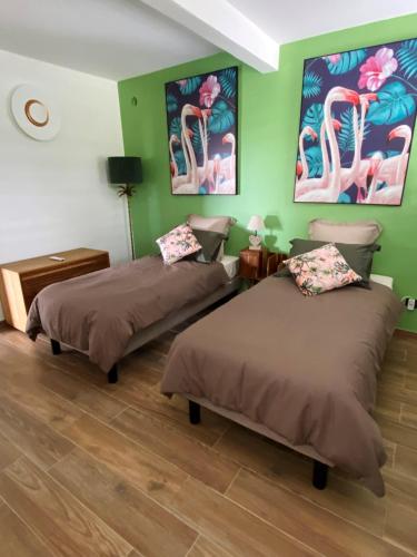 Ένα ή περισσότερα κρεβάτια σε δωμάτιο στο Appartement vue mer avec piscine privée à La Trinité, 98m²