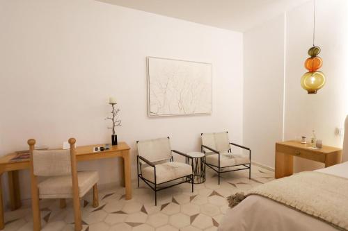 a bedroom with two chairs and a desk and a bed at LOtel-Casa Arca in San Miguel de Allende