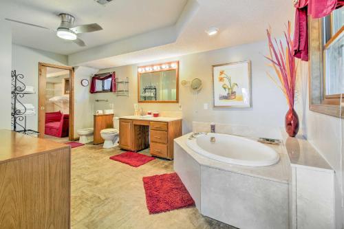 un bagno con vasca, WC e lavandino di Private Fire Pit and Dock Lakefront Missouri Home a Sunrise Beach