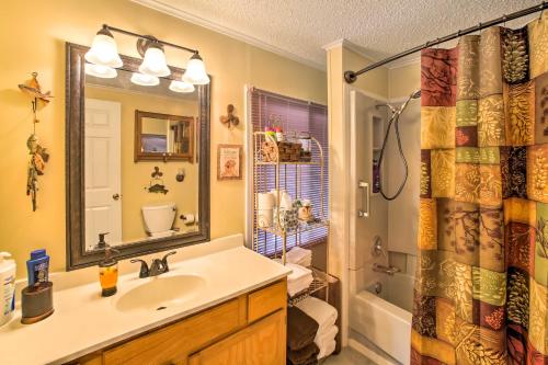 une salle de bain avec un lavabo et une douche dans l'établissement Cozy Waterfront Cottage with Deck on White River!, à Cotter