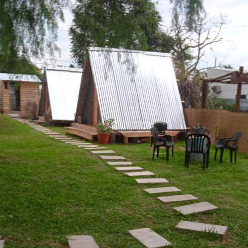 un patio trasero con mesa y sillas y un edificio en MaleGlam, en Paso de los Toros