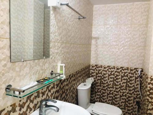 スリーマンガルにあるTea Heaven Resortのバスルーム(トイレ、洗面台、鏡付)