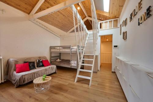 Poschodová posteľ alebo postele v izbe v ubytovaní Charmante et Accueillante maison