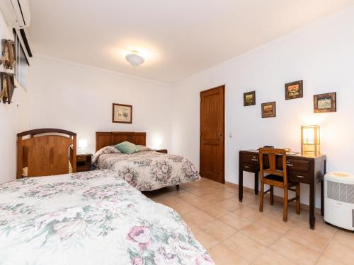ファロにあるAkisol Faro Relaxのベッドルーム1室(ベッド2台、デスク、テーブル付)