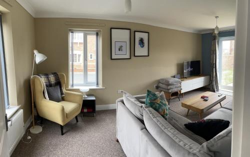 uma sala de estar com um sofá e uma cadeira em Stunning Large Detached Gloucester, 4 beds, 3 bedroom, 2 bathroom property, Nr Chelt, The Docks and Quays sleeps 6 em Gloucester