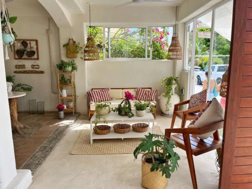 uma sala de estar com um sofá e uma mesa em Hotel Boutique Pachamama em Mahahual