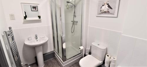 y baño con ducha, aseo y lavamanos. en Stunning, 1-Bedroom Cosy Apartment in the Centre of Birmingham en Birmingham