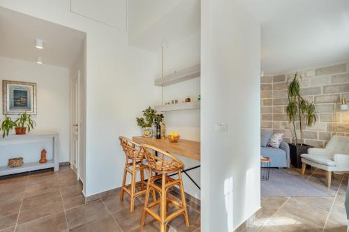 Ruang duduk di Stylish Mini-House with Garden & Beach