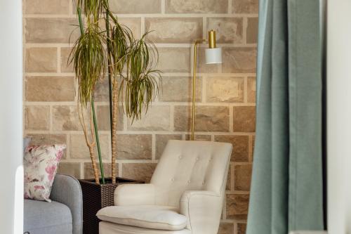 Ruang duduk di Stylish Mini-House with Garden & Beach