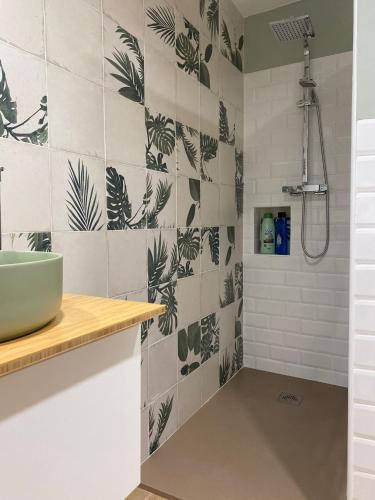 a bathroom with a green and white tiled wall at Apartamento Rural El Retablo in Cetina