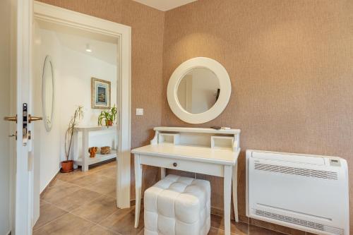 Bilik mandi di Stylish Mini-House with Garden & Beach