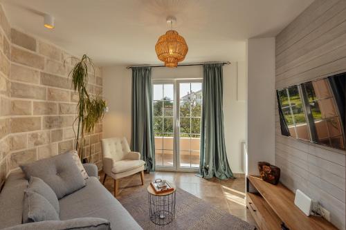 Televisyen dan/atau pusat hiburan di Stylish Mini-House with Garden & Beach