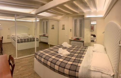 Schlafzimmer mit einem Bett und einem Spiegel in der Unterkunft GB apartments in Florenz