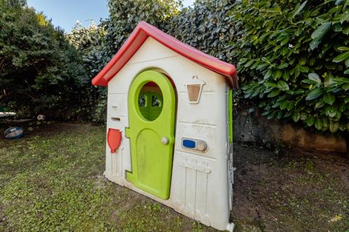 Taman di luar Stylish Mini-House with Garden & Beach