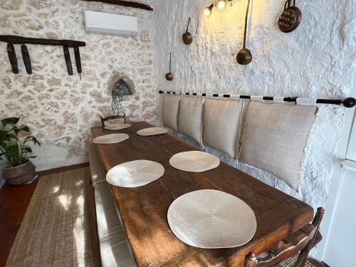 une table en bois avec des plaques blanches au-dessus dans l'établissement Villa Harmonie - unique provençal charm, à Antibes