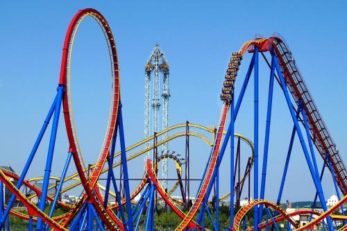 a roller coaster with a ferris wheel in the background at Hotel Victoria Valdemoro in Valdemoro