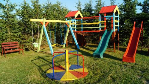 un parque infantil con tobogán y columpio en OW HOLIDAY Wicie, en Wicie