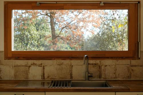 サン・サテュルナン・ダプトにあるLa Sourceの窓付きのキッチンシンク
