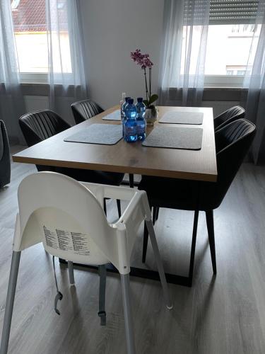 mesa de comedor con silla y mesa de madera en Schuhpartment am Pfälzer Wald nähe Outlet Center Zweibrücken en Pirmasens