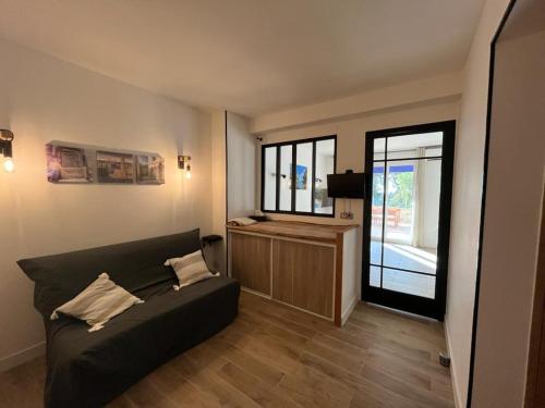 un salon avec un canapé et une télévision dans l'établissement Entre terre et mer à cassis, à Cassis