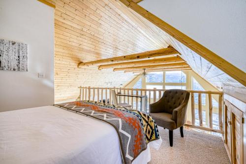 een slaapkamer met een bed, een stoel en een raam bij Hopski House in Angel Fire